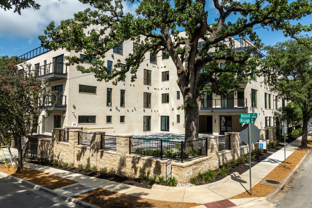 The Residences on Routh in Dallas, TX - Building Photo