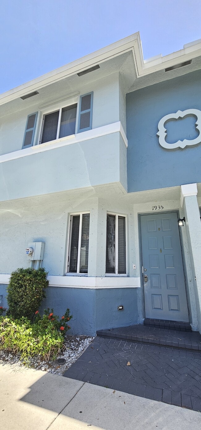1935 Gardenia Ct
