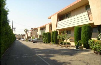 Vista Magna Apartments in Arcadia, CA - Foto de edificio - Building Photo