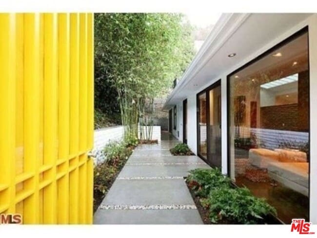 2100 Roscomare Rd in Los Angeles, CA - Building Photo - Building Photo