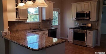 28 Carley Ave in Huntington, NY - Building Photo - Building Photo