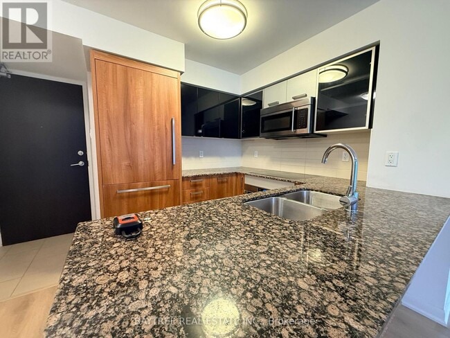 5162 Yonge St in Toronto, ON - Building Photo - Building Photo