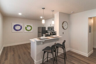 Aero Apartments in Davis, CA - Foto de edificio - Building Photo