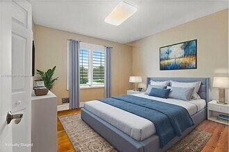 10201 NW 57th Terrace in Doral, FL - Foto de edificio - Building Photo