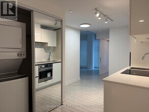 230 Simcoe St in Toronto, ON - Building Photo - Building Photo