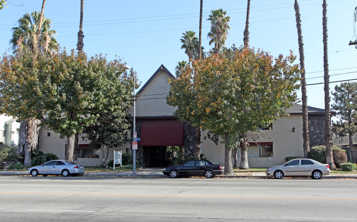 7260 De Soto Apartments in Canoga Park, CA - Building Photo