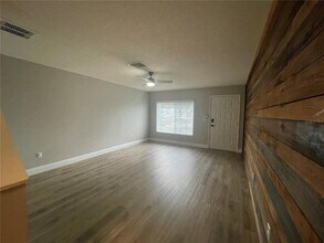 2031 Fluorshire Dr in Brandon, FL - Foto de edificio - Building Photo