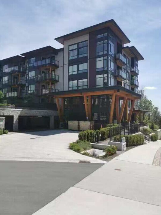 6438 Byrnepark Dr in Burnaby, BC - Building Photo