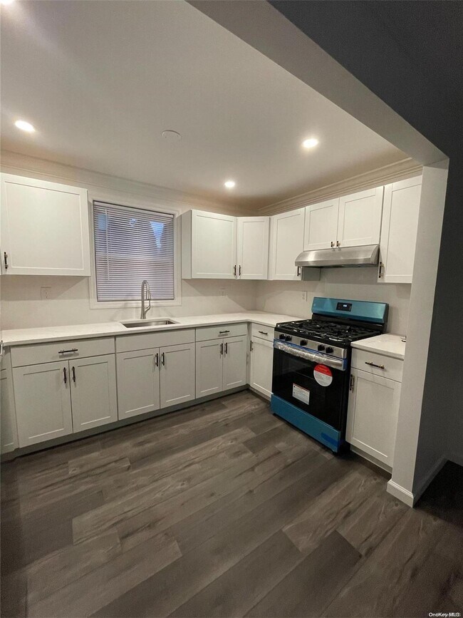 703 S Broadway-Unit -1 in Lindenhurst, NY - Building Photo - Building Photo