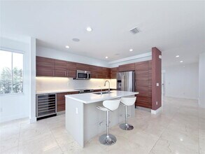 10423 NW 70th Ln in Doral, FL - Building Photo - Building Photo