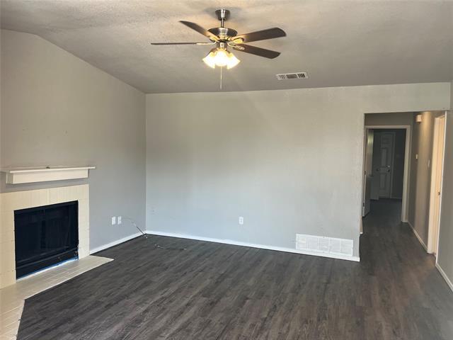 731 Woodland Ct in Kennedale, TX - Foto de edificio - Building Photo