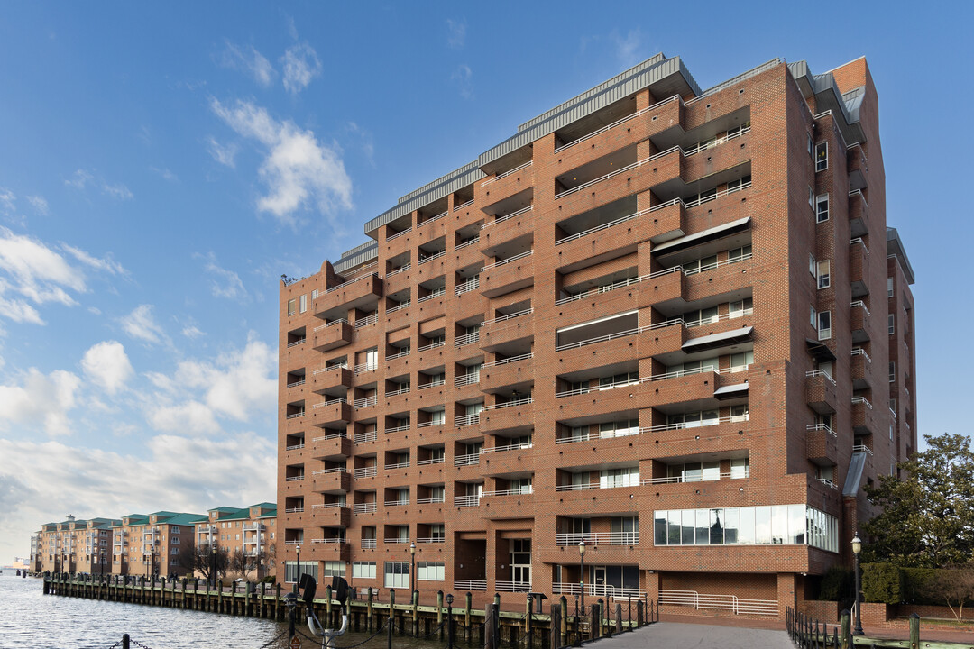 Harbor Place in Norfolk, VA - Building Photo