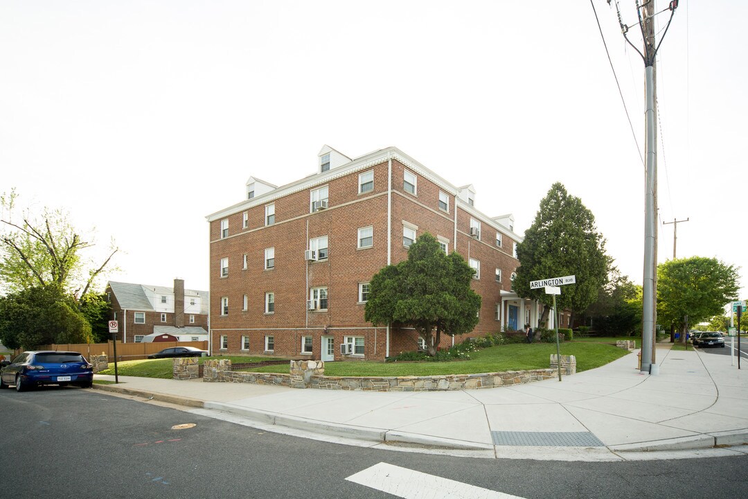 Boulevard Courts in Arlington, VA - Building Photo