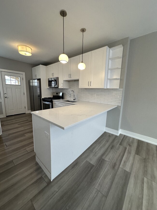 3943 N Janssen Ave, Unit 2BD in Chicago, IL - Building Photo - Building Photo
