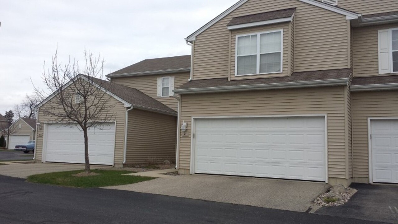 1400 Hunters Ridge Dr in Genoa City, WI - Building Photo