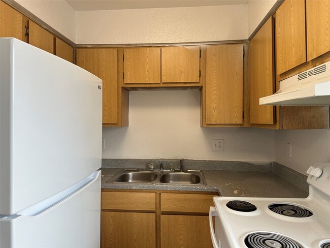 7201 Hallshire Dr in Houston, TX - Building Photo - Building Photo