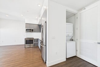 The Sunset Hue in Los Angeles, CA - Foto de edificio - Building Photo