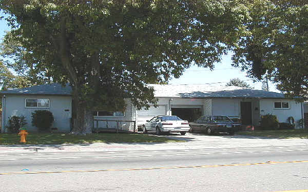 734 S Hutchins St in Lodi, CA - Building Photo