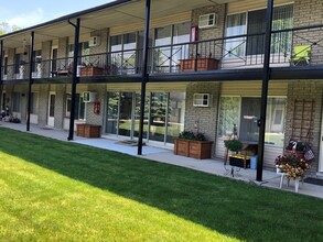 Silver Pines Apartments in Port Huron, MI - Foto de edificio - Building Photo