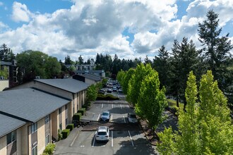 Kingsgate Ridge Manor in Kirkland, WA - Building Photo - Building Photo