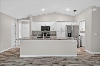 8422 Cardinal Rd in Ft. Myers, FL - Building Photo - Building Photo