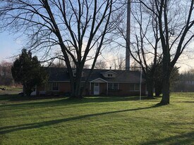 9842-44-46 E Washington St in Chagrin Falls, OH - Building Photo