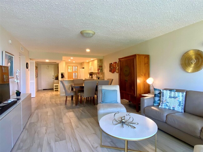 3800 Oaks Clubhouse Dr in Pompano Beach, FL - Building Photo - Building Photo