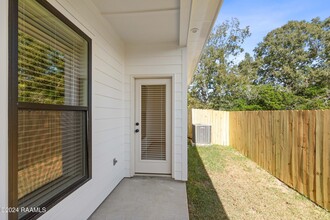 103 Foster Grove Drive in Youngsville, LA - Foto de edificio - Building Photo