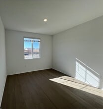 7599 Taylor Ave in Hesperia, CA - Foto de edificio - Building Photo