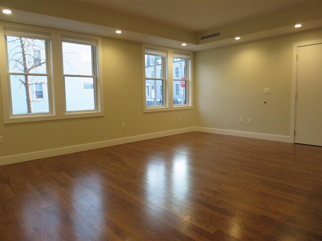 906 E 2nd St in Boston, MA - Building Photo - Building Photo