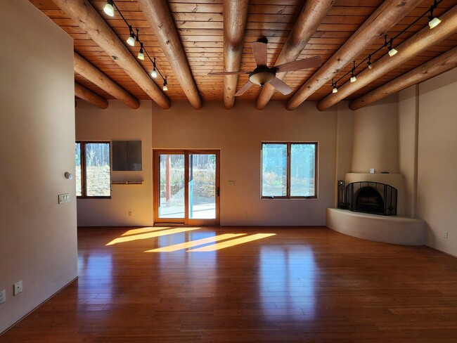 201 N El Rancho Rd in Santa Fe, NM - Foto de edificio - Building Photo