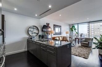 2900 McKinnon St in Dallas, TX - Building Photo - Building Photo