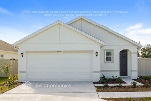 8052 Majestic Palms Ct in Venice, FL - Building Photo