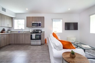 165 NW 39th St-Unit -1 and 2 in Miami, FL - Building Photo - Building Photo