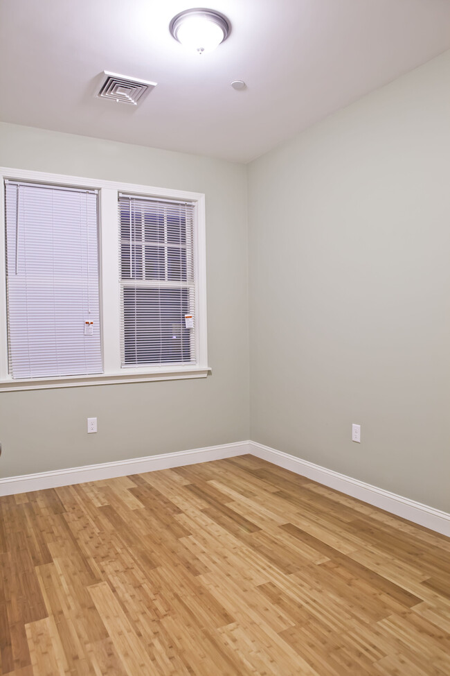 195 W 3rd St, Unit 5 in Boston, MA - Foto de edificio - Building Photo