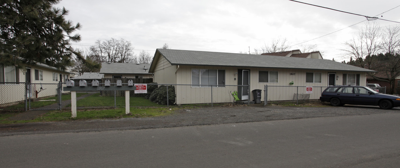 1907 Carlson Rd in Vancouver, WA - Foto de edificio