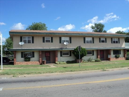 204 N 5th St in Hugo, OK - Foto de edificio