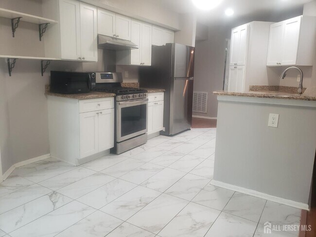 5032 Beech Ct in Monmouth Junction, NJ - Building Photo - Building Photo