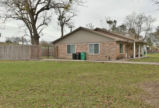 904 Mabry St in Baytown, TX - Building Photo - Building Photo