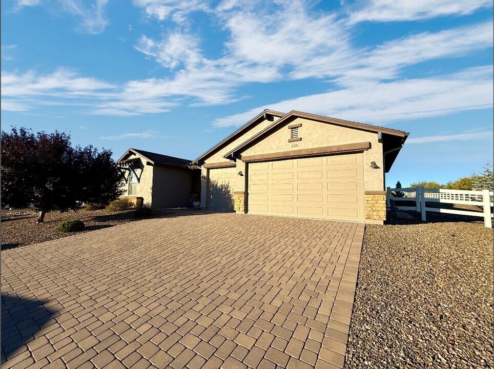 220 Mackenze Rose Dr in Chino Valley, AZ - Building Photo