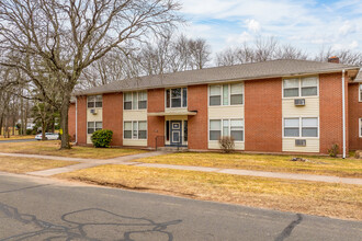 Manor House Apartments in Bloomfield, CT - Foto de edificio - Building Photo