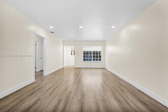 5781 SW 25th St in Miami, FL - Building Photo - Building Photo