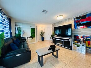 5678 Silvian Rd in West Palm Beach, FL - Building Photo - Building Photo