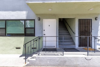 2328 Virginia Ave, Unit B in Santa Monica, CA - Foto de edificio - Building Photo