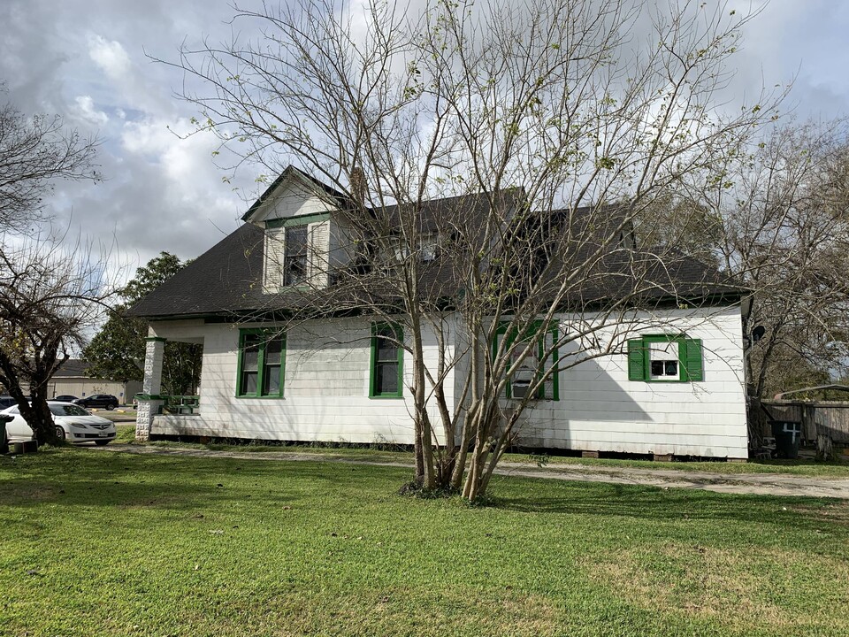 1832 Liberty St in Beaumont, TX - Building Photo