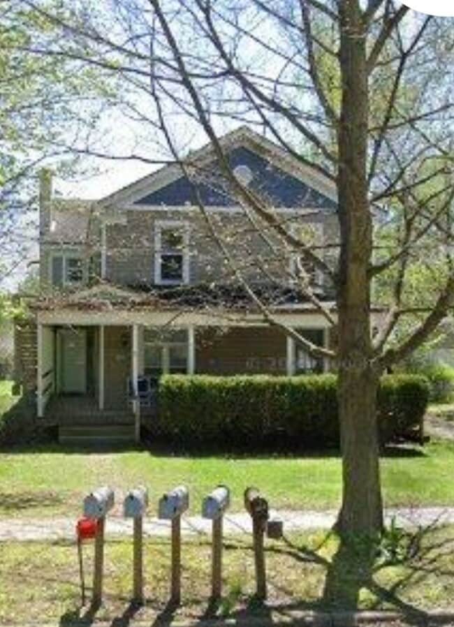 8828 E D Ave