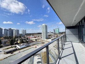 13738 Central Ave in Surrey, BC - Building Photo
