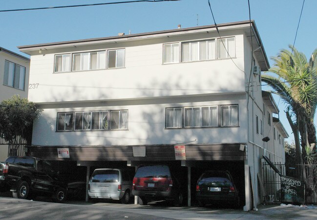 237 S Westlake Ave in Los Angeles, CA - Foto de edificio - Building Photo