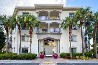 1100 Pine Ridge Rd in Naples, FL - Building Photo - Building Photo