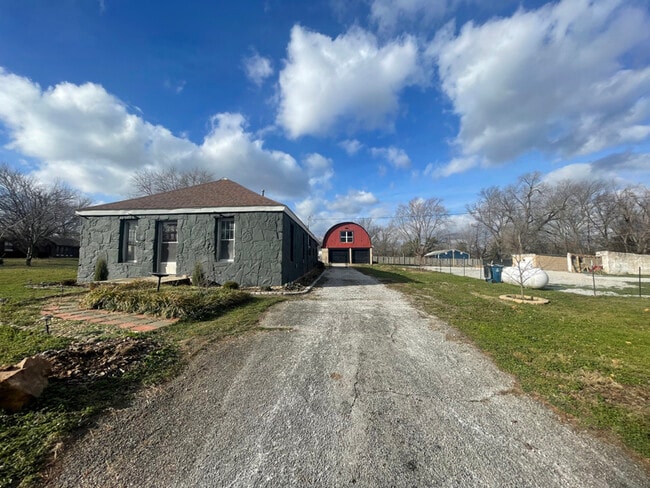 1705 Buena Vista Ave in Carthage, MO - Foto de edificio - Building Photo